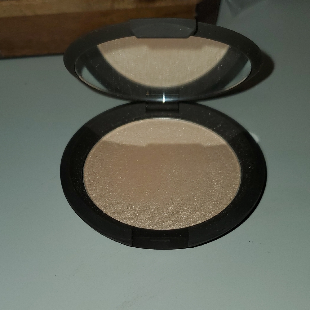 BECCA Highlighter in Soft Gold
